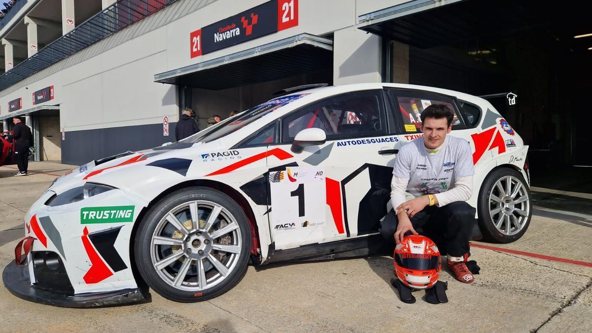 El piloto irundarra Ander Gamón con el coche de la temporada anterior.