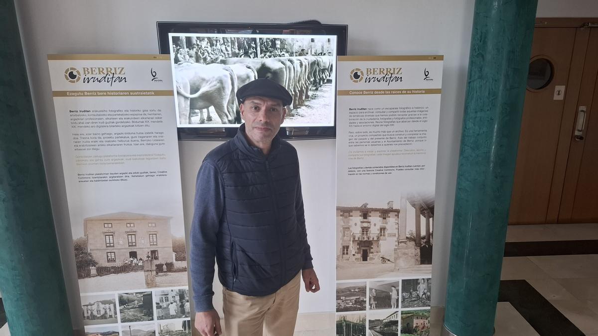 El alcalde de Berriz, Orlan Isoird, en la exposición fotográfica que puede verse en la casa de cultura