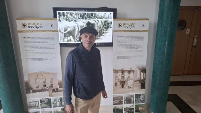 El alcalde de Berriz, Orlan Isoird, en la exposición fotográfica que puede verse en la casa de cultura