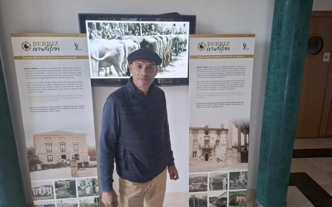 El alcalde de Berriz, Orlan Isoird, en la exposición fotográfica que puede verse en la casa de cultura