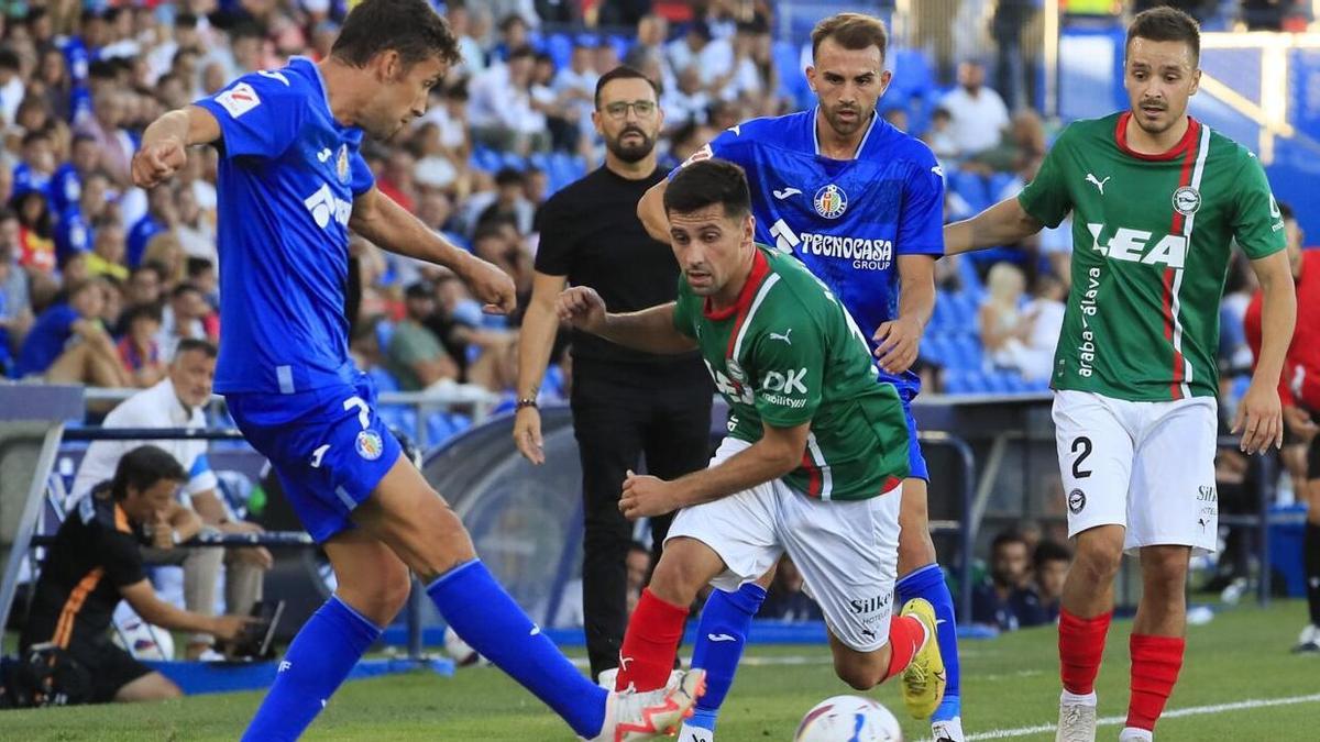 Alkain y Gorosabel pugnan por el balón con Mata y Mayoral en Getafe. / FERNANDO ALVARADO