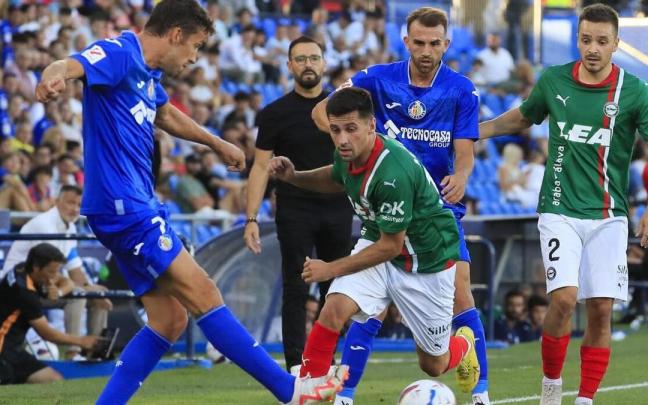 Alkain y Gorosabel pugnan por el balón con Mata y Mayoral en Getafe. / FERNANDO ALVARADO Alkain y Gorosabel pugnan por el balón con Mata y Mayoral en Getafe. / FERNANDO ALVARADO