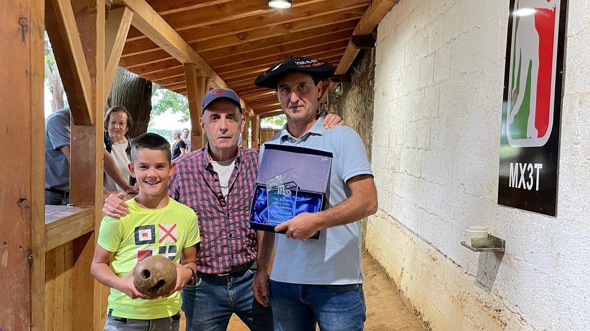 Ángel Ibarluzea con la txapela y trofeo del campeón de Bizkaia.