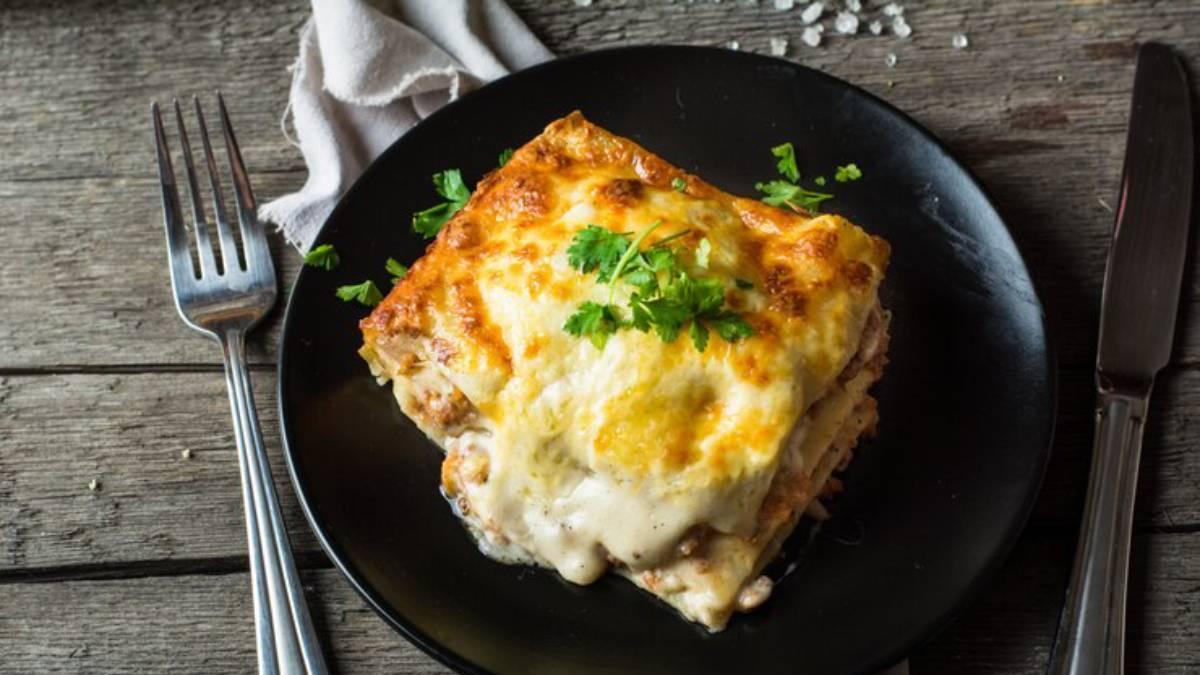 Plato de lasaña recién salida del horno y lista para comer