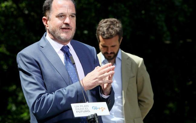 Carlos Iturgaiz, en un acto electoral junto al entonces presidente del Partido Popular, Pablo Casado. Carlos Iturgaiz, en un acto electoral junto al entonces presidente del Partido Popular, Pablo Casado.