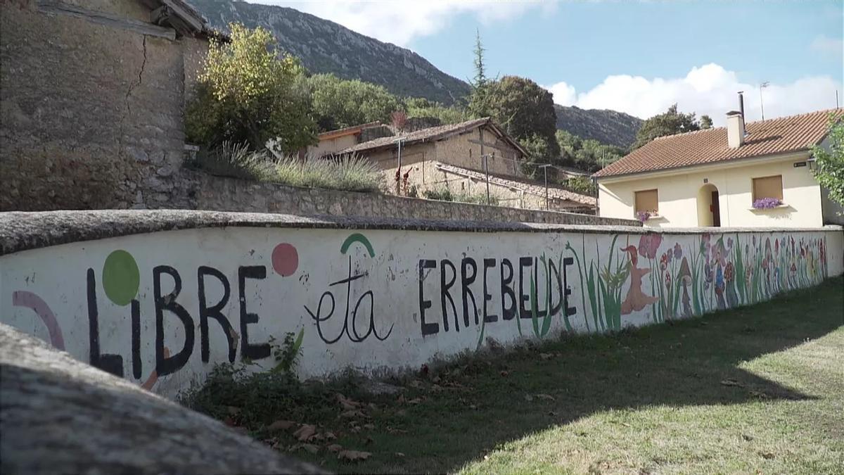 Uno de los muros del campamamento juvenil de Bernedo.
