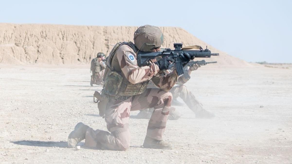 Un soldado de la compañía francesa de Protección de las Fuerzas (FP) de de la misión de la OTAN en Irak.