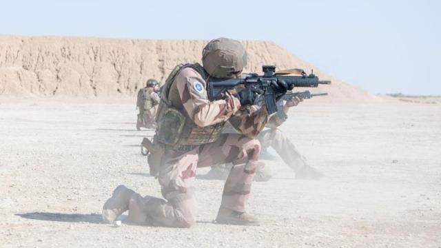 Un soldado de la compañía francesa de Protección de las Fuerzas (FP) de de la misión de la OTAN en Irak.