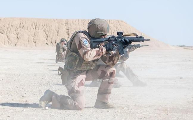 Un soldado de la compañía francesa de Protección de las Fuerzas (FP) de de la misión de la OTAN en Irak.