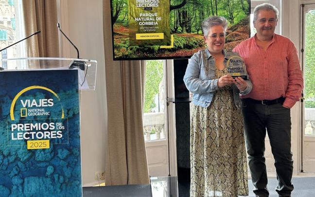 Olatz Urkiza Atutxa y Agustín Otsoa Eribeko Landa con el reconocimiento entregado por National Geographic. / Cedida Olatz Urkiza Atutxa y Agustín Otsoa Eribeko Landa con el reconocimiento entregado por National Geographic.