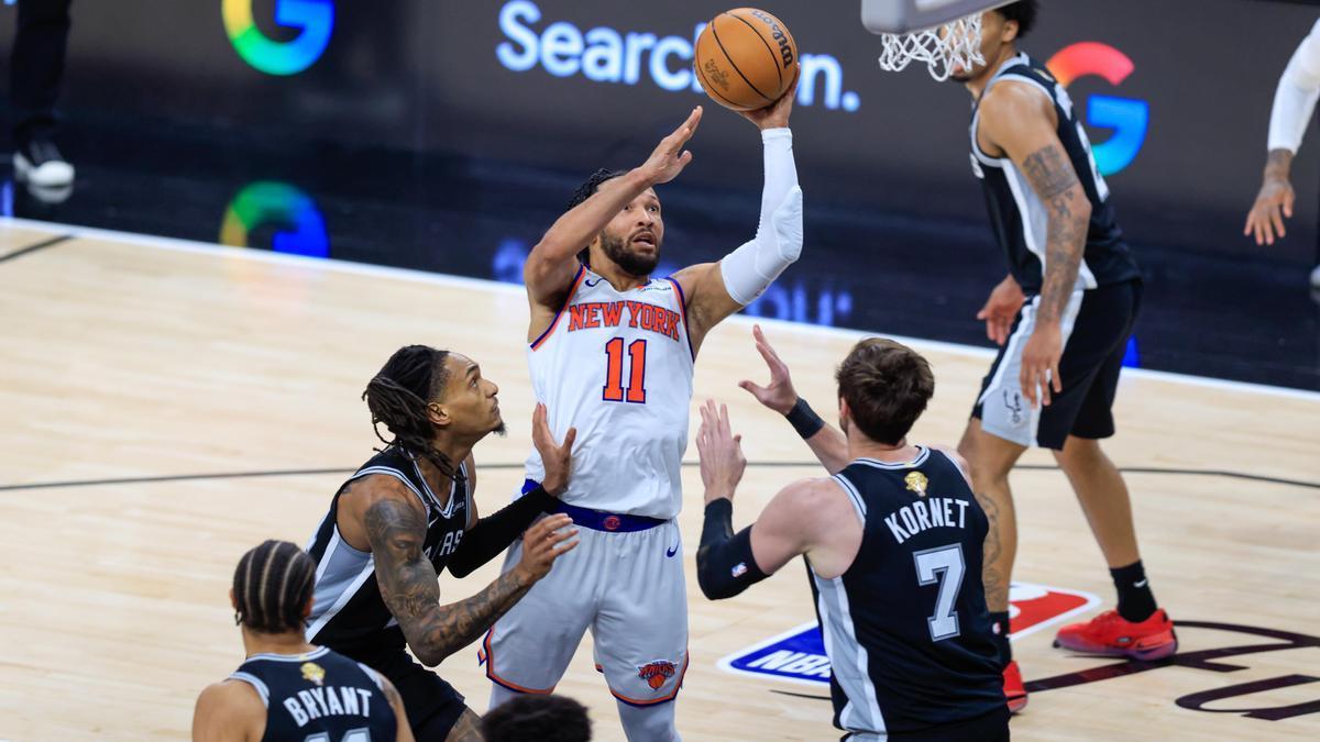 Jalen Brunson lanza a canasta ante la defensa de los Spurs en el primer partido de la serie de la final de la NBA.