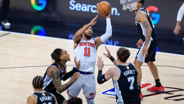 Jalen Brunson lanza a canasta ante la defensa de los Spurs en el primer partido de la serie de la final de la NBA.
