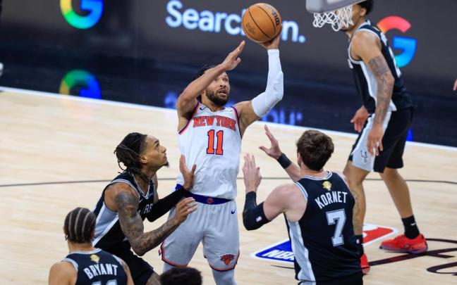 Jalen Brunson lanza a canasta ante la defensa de los Spurs en el primer partido de la serie de la final de la NBA.