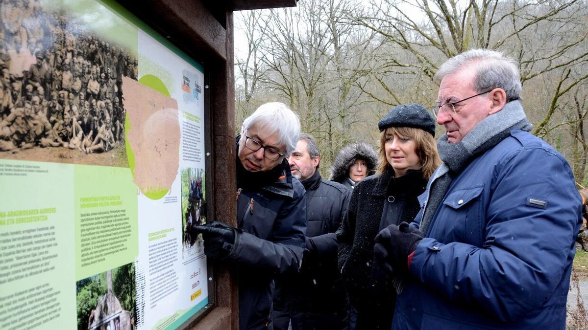 Joxemi Gastón explicando el contenido del panel informativo.