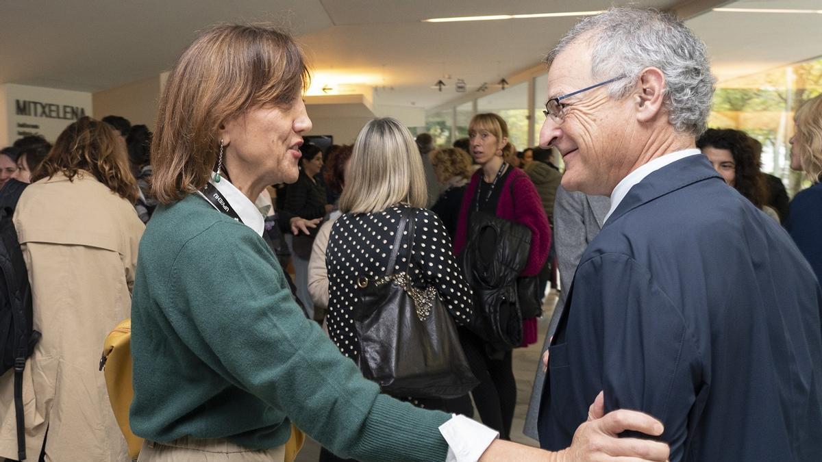 Los dos candidatos al rectorado, la actual rectora, Eva Ferreira, y el catedrático de Filosofía del Derecho, Joxerramon Bengoetxea.