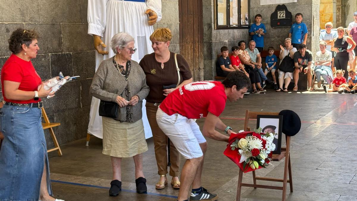 "Xapatero" recibió el cariño y el recuerdo de los azkoitiarra por su dedicación a la pelota.