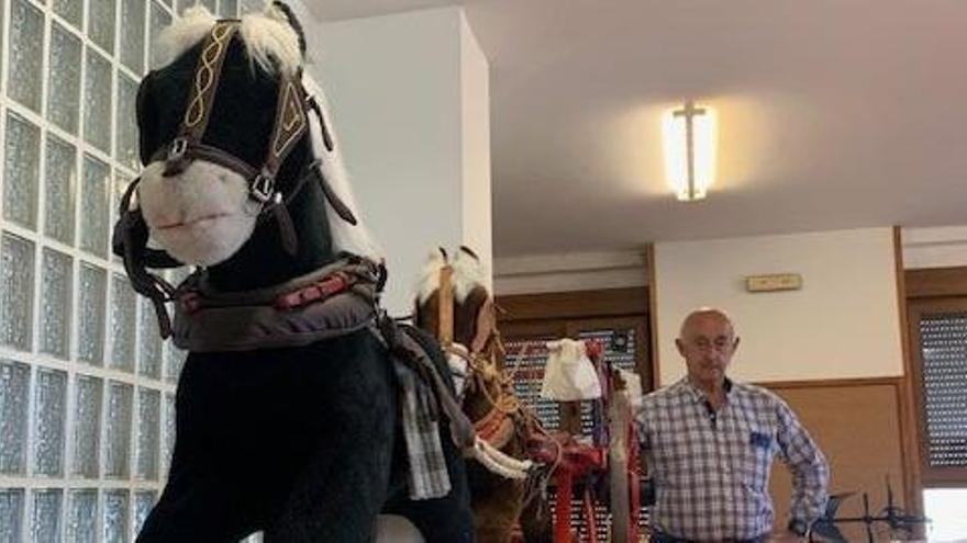 Agustín acompañado de un caballo agrícola rescatado