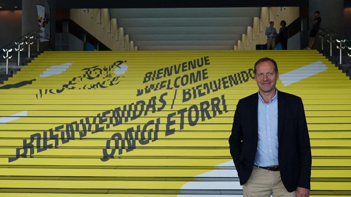 Christian Prudhomme, director del Tour de Francia, posa en las escaleras del Bilbao Exhibition Centre de Barakaldo.