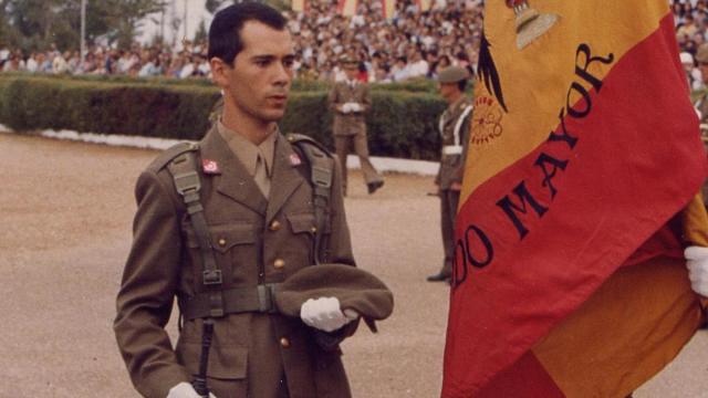 Un recluta jura bandera en la época del servicio militar obligatorio.