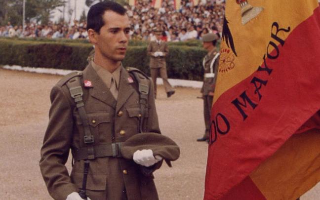 Un recluta jura bandera en la época del servicio militar obligatorio.