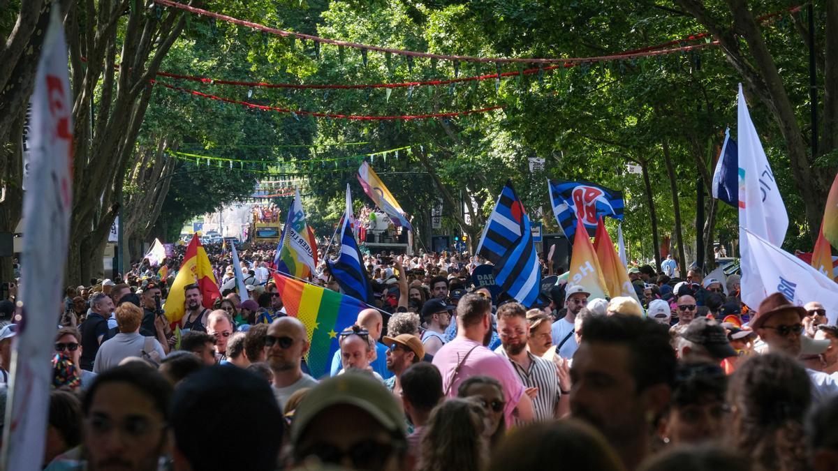 Imagen de la marcha del EuroPride 2025 por el centro de Lisboa