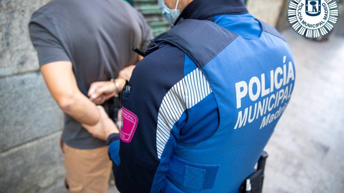 Policía Municipal de Madrid practicando un arresto, en una imagen de archivo.