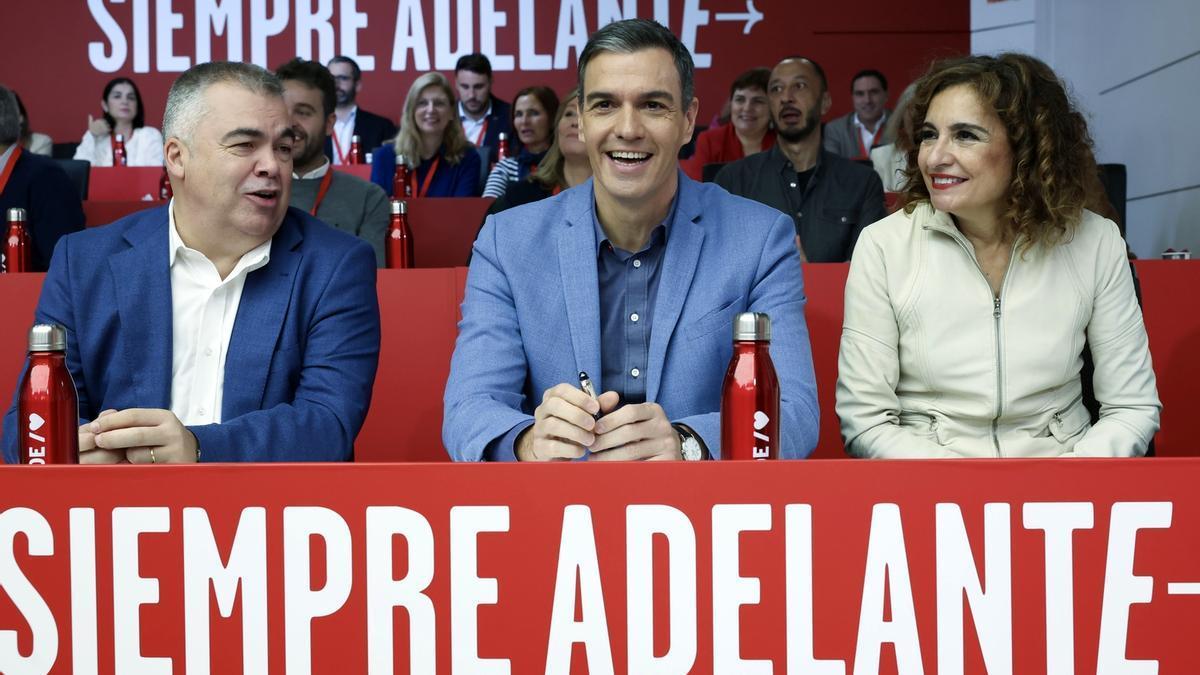 Pedro Sánchez, sonriente, junto a Santos Cerdán y María Jesús Montero en el Comité Federal del PSOE del pasado sábado.