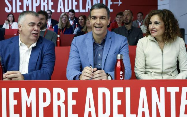 Pedro Sánchez, sonriente, junto a Santos Cerdán y María Jesús Montero en el Comité Federal del PSOE del pasado sábado.