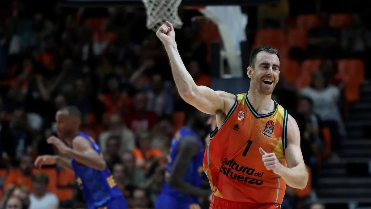 Víctor Claver celebra una canasta durante un partido de esta temporada