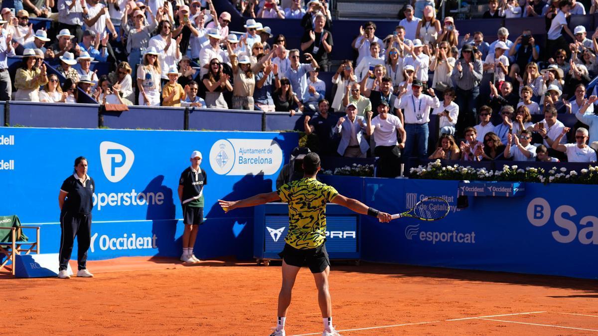 El tenista español Carlos Alcaraz celebra su victoria en la final del Godó