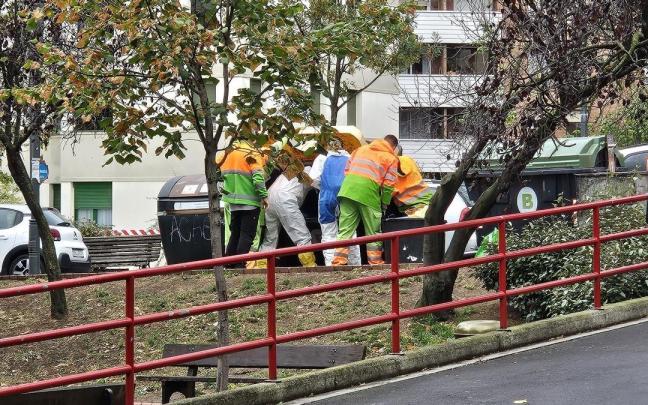 Los investigadores buscan en los contenedores el arma homicida del crimen de Solokoetxe.