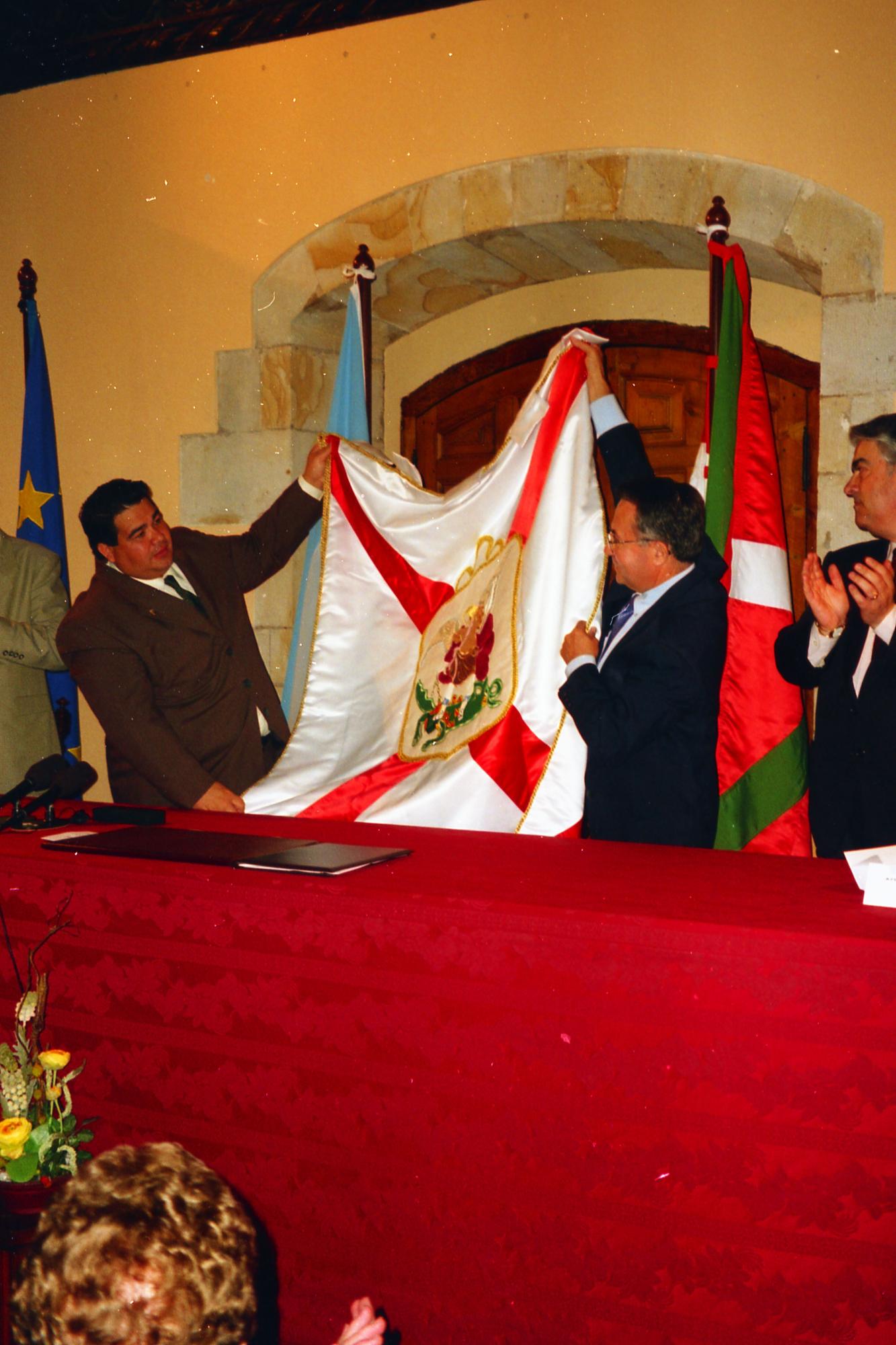 El entonces alcalde oñatiarra Ángel Iturbe y su homólogo de José C. Paz, Mario Ishii, con la bandera de Oñati.
