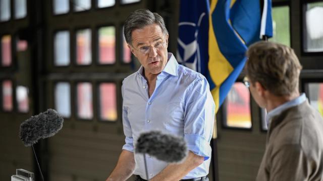 Mark Rutte (i), secretario general de la OTAN, y Ulf Kristersson (d), primer ministro de Suecia, en una rueda de prensa desde la ciudad sueca de Revinge.