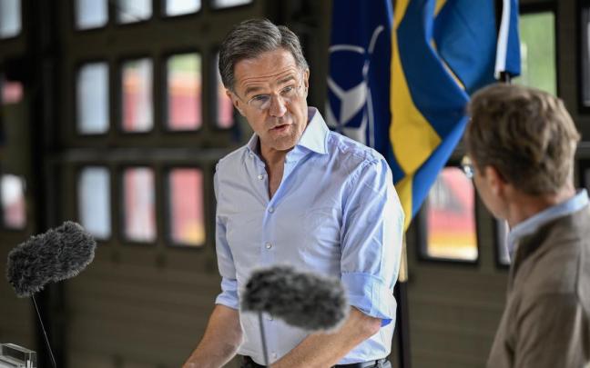 Mark Rutte (i), secretario general de la OTAN, y Ulf Kristersson (d), primer ministro de Suecia, en una rueda de prensa desde la ciudad sueca de Revinge.