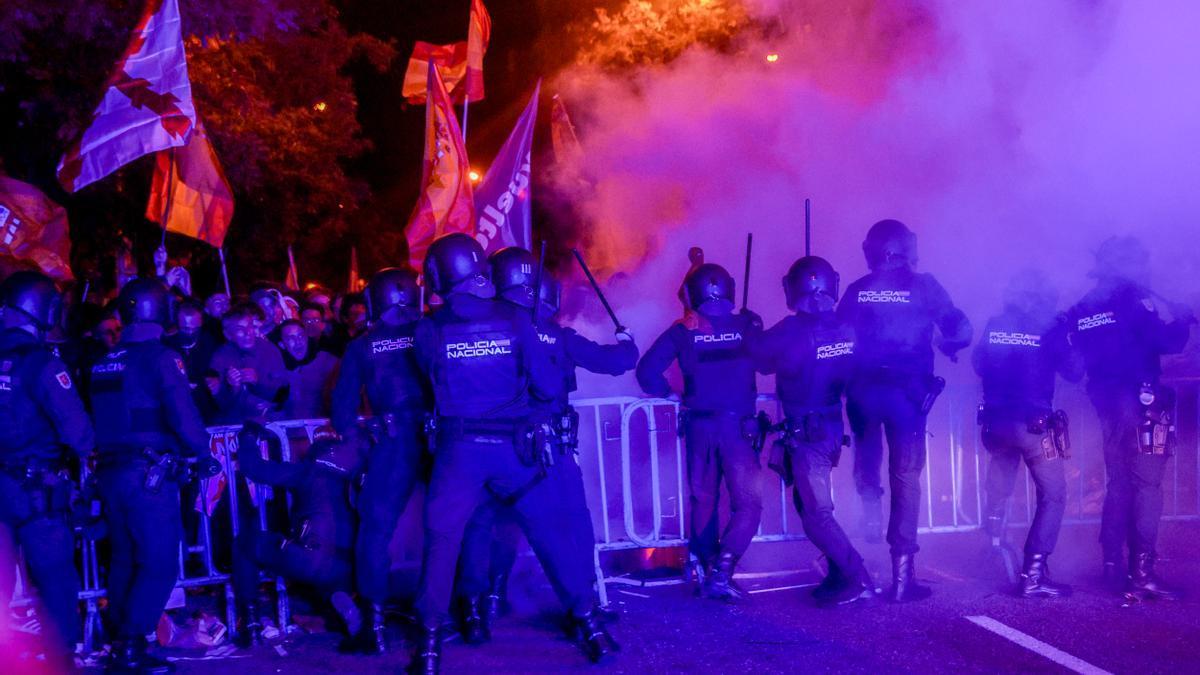 Los agentes cargan contra los manifestantes en Ferraz.