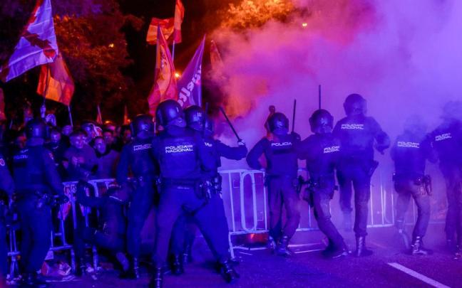 Los agentes cargan contra los manifestantes en Ferraz.