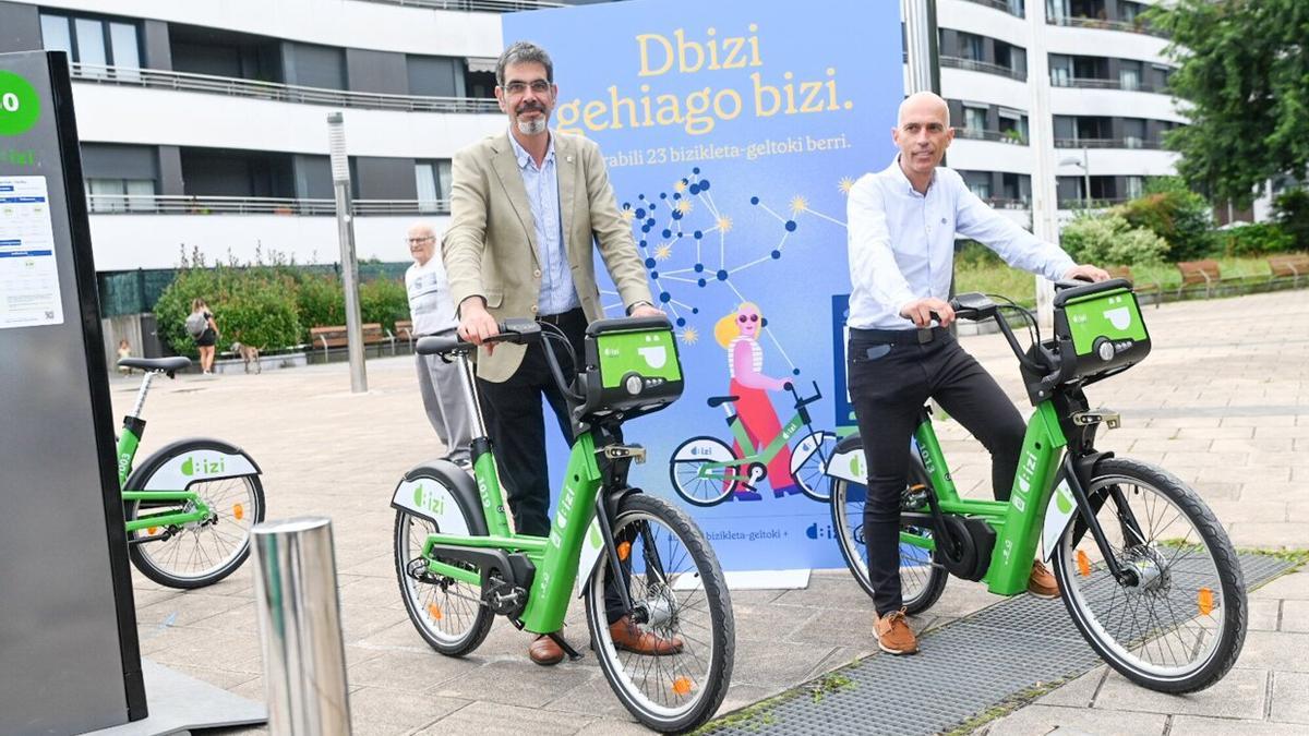 El alcalde, Eneko Goia, y el gerente de Dbis, Igor González, en la presentación de la ampliación de las paradas de las bicicletas públicas