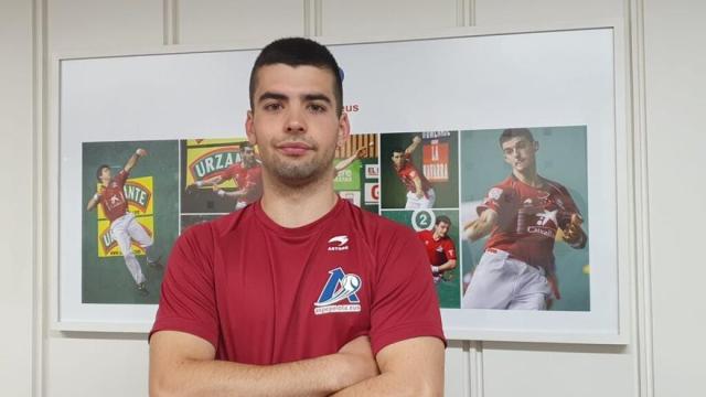 Unai Mata posa con la camiseta de Aspe.