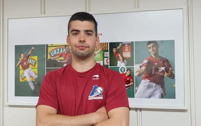 Unai Mata posa con la camiseta de Aspe. Unai Mata posa con la camiseta de Aspe.