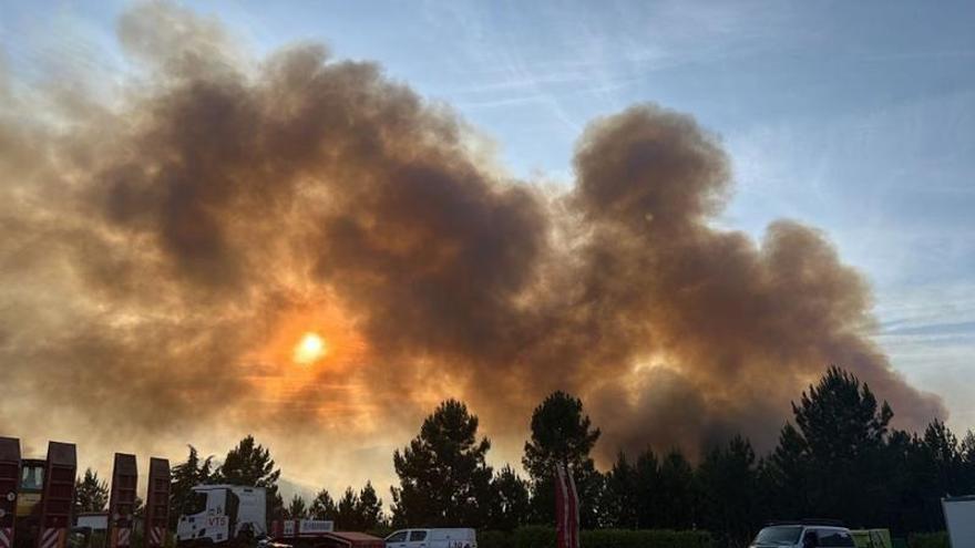 El incendio se mantiene fuera de control y se dirige hacia el Valle del Árrago, zona de importante valor ecológico,.