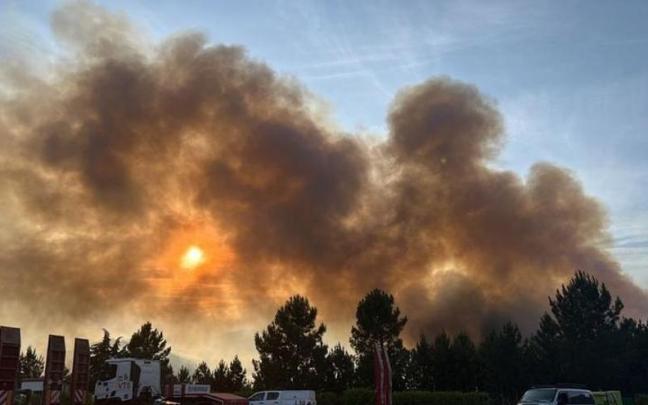 El incendio se mantiene fuera de control y se dirige hacia el Valle del Árrago, zona de importante valor ecológico,.