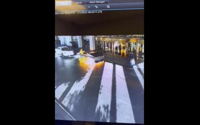 Captura de video tomada de la cuenta en X @LasVegasLocally del momento de la explosión de vehículo frente al 'Trump Hotel'.