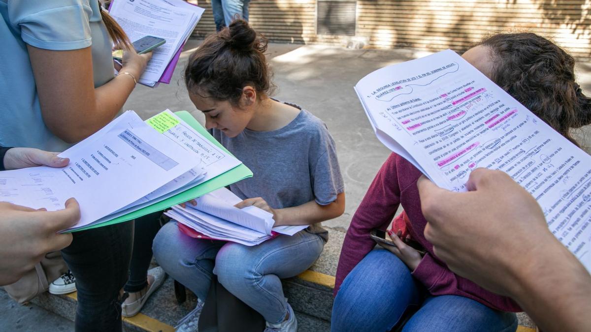 Un grupo de estudiantes, repasando los apuntes en la última EBAU.