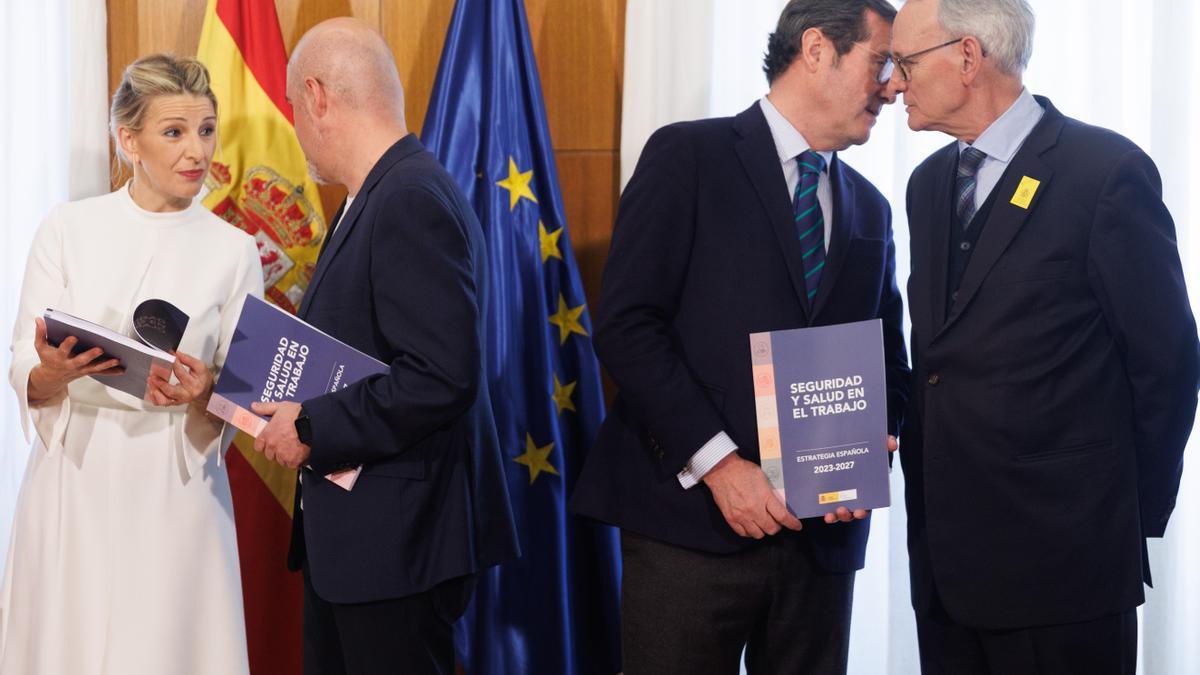 Yolanda Díaz, Unai Sordo, Antonio Garamendi -presidente de la CEOE- y Antón Costas, presidente del CES, en febrero del año pasado.