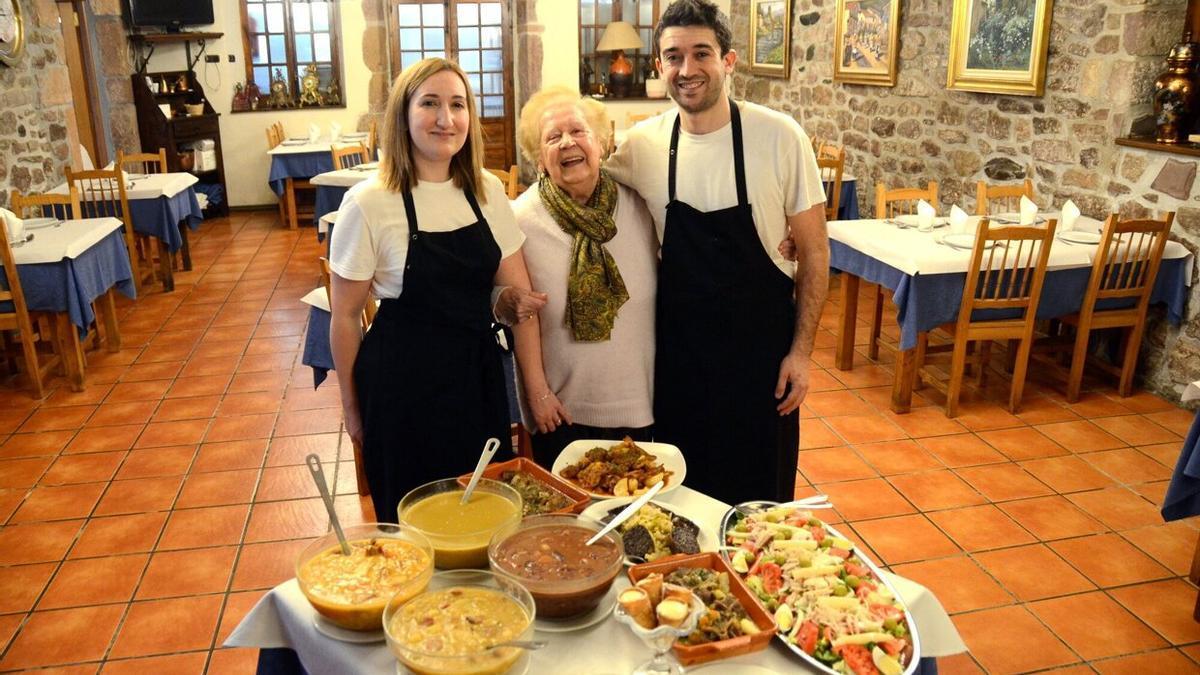 Paula Apezteguia, Julia Lanaspa y Joxe Apezteguia, del Hostal Restaurante Santamaría. Haz clic para ver más fotos.