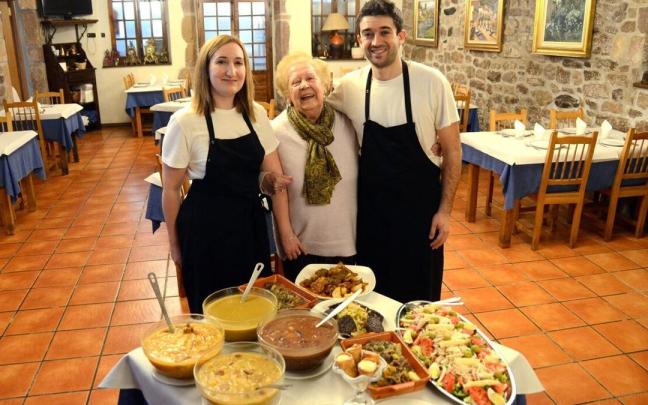 Paula Apezteguia, Julia Lanaspa y Joxe Apezteguia, del Hostal Restaurante Santamaría. Haz clic para ver más fotos. Paula Apezteguia, Julia Lanaspa y Joxe Apezteguia, del Hostal Restaurante Santamaría. Haz clic para ver más fotos.