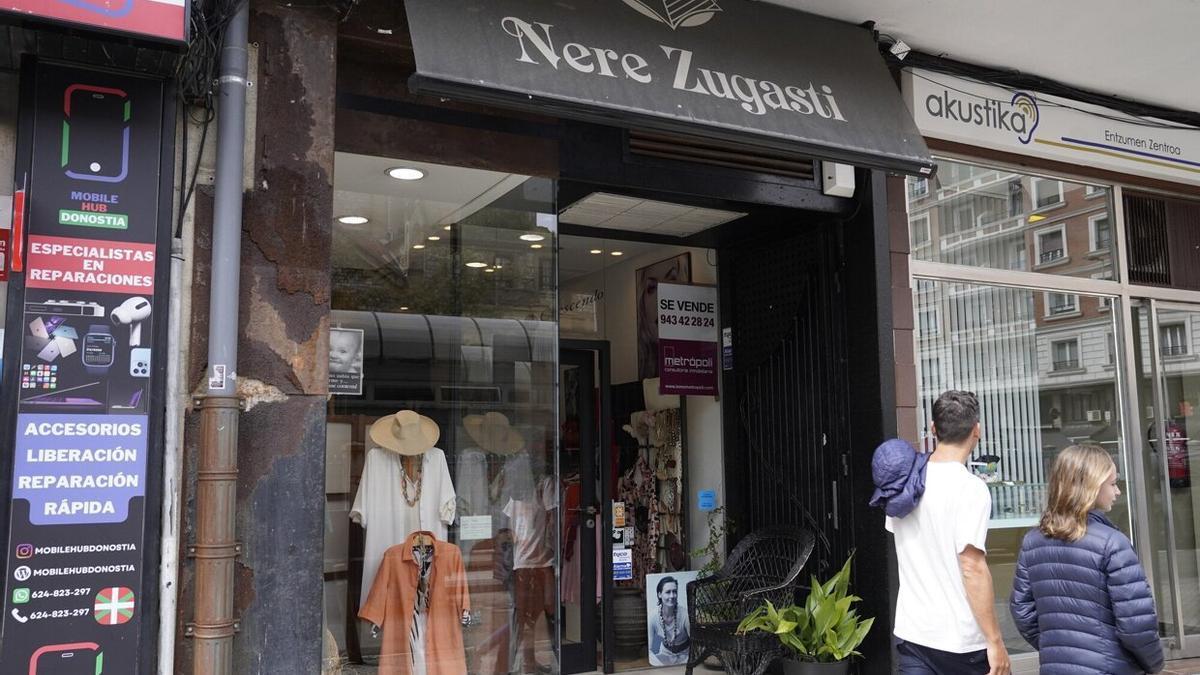 Comercio de ropa femenina de la calle Trueba, que cerrará por jubilación.