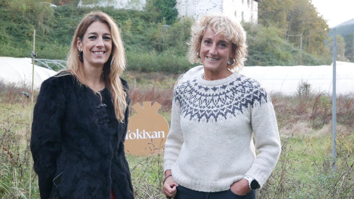 La alcaldesa oñatiarra Izaro Elorza y la presidenta de Tokixan y primera edil de Leintz Gatzaga, Dorleta Elkorobarrutia, en los terrenos del caserío Erguina Etxeberri de Zubillaga,