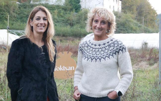 La alcaldesa oñatiarra Izaro Elorza y la presidenta de Tokixan y primera edil de Leintz Gatzaga, Dorleta Elkorobarrutia, en los terrenos del caserío Erguina Etxeberri de Zubillaga,