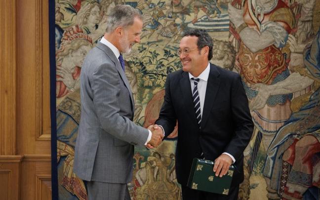 Álvaro García Ortiz, junto al rey. Álvaro García Ortiz, junto al rey.